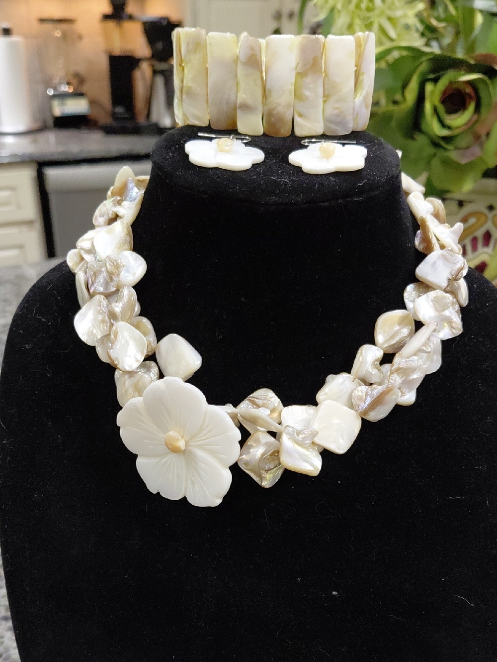 Mother-of-Pearl Flower Necklace Set in Ivory. Has  matching Bracelet and earring